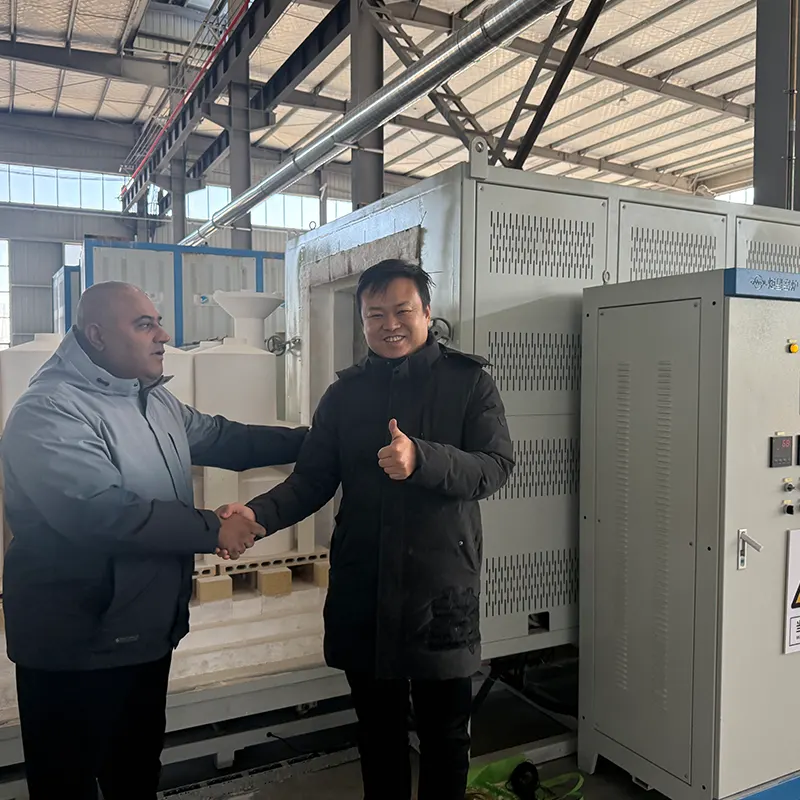 International Clients Visit Juxing, CEO Wang Guoqing Leads Efficient Crucible Delivery